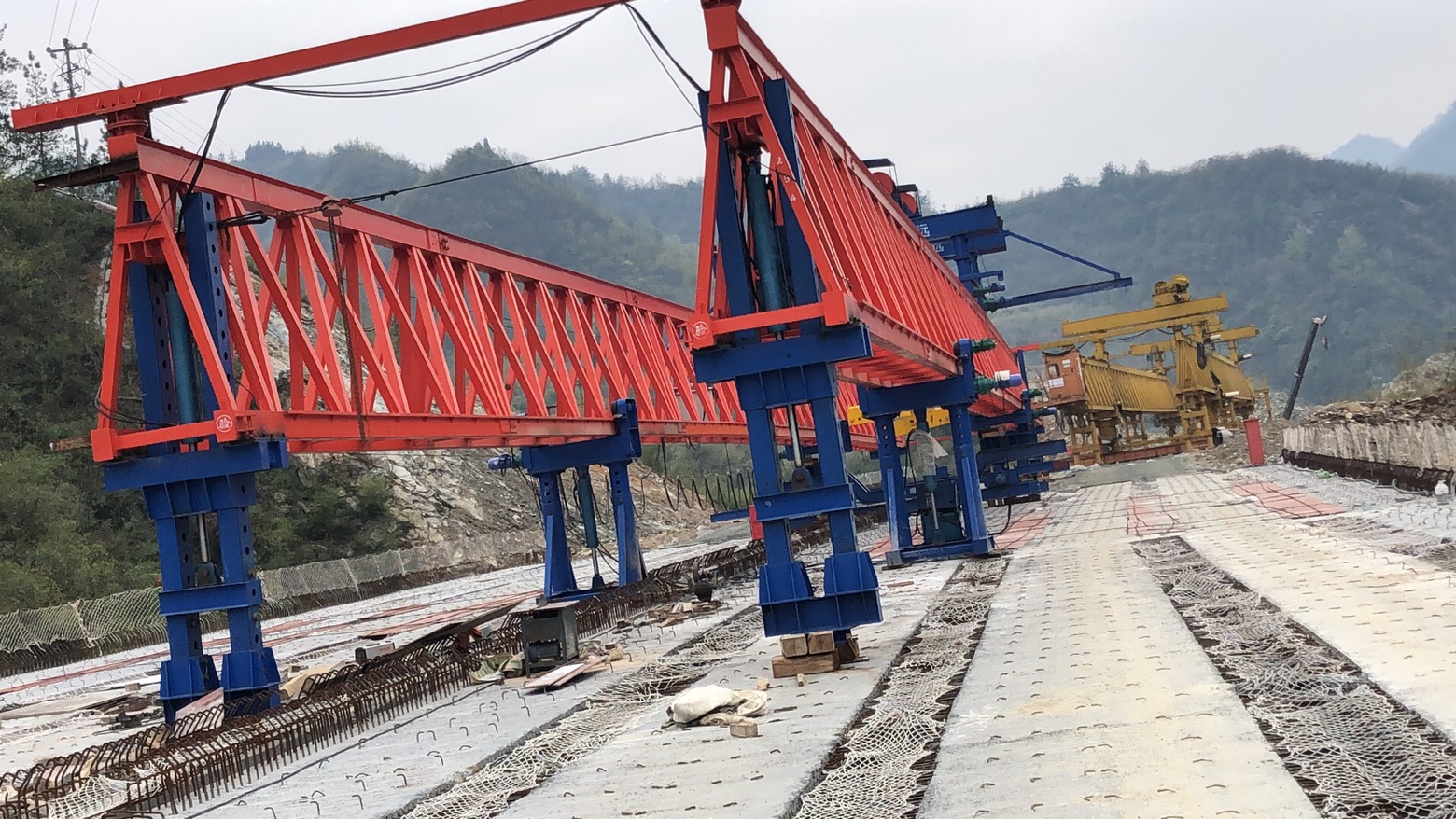 湖北十堰，十巫高速三標(biāo)，采購我廠的JQ40-180新式架橋機(jī)