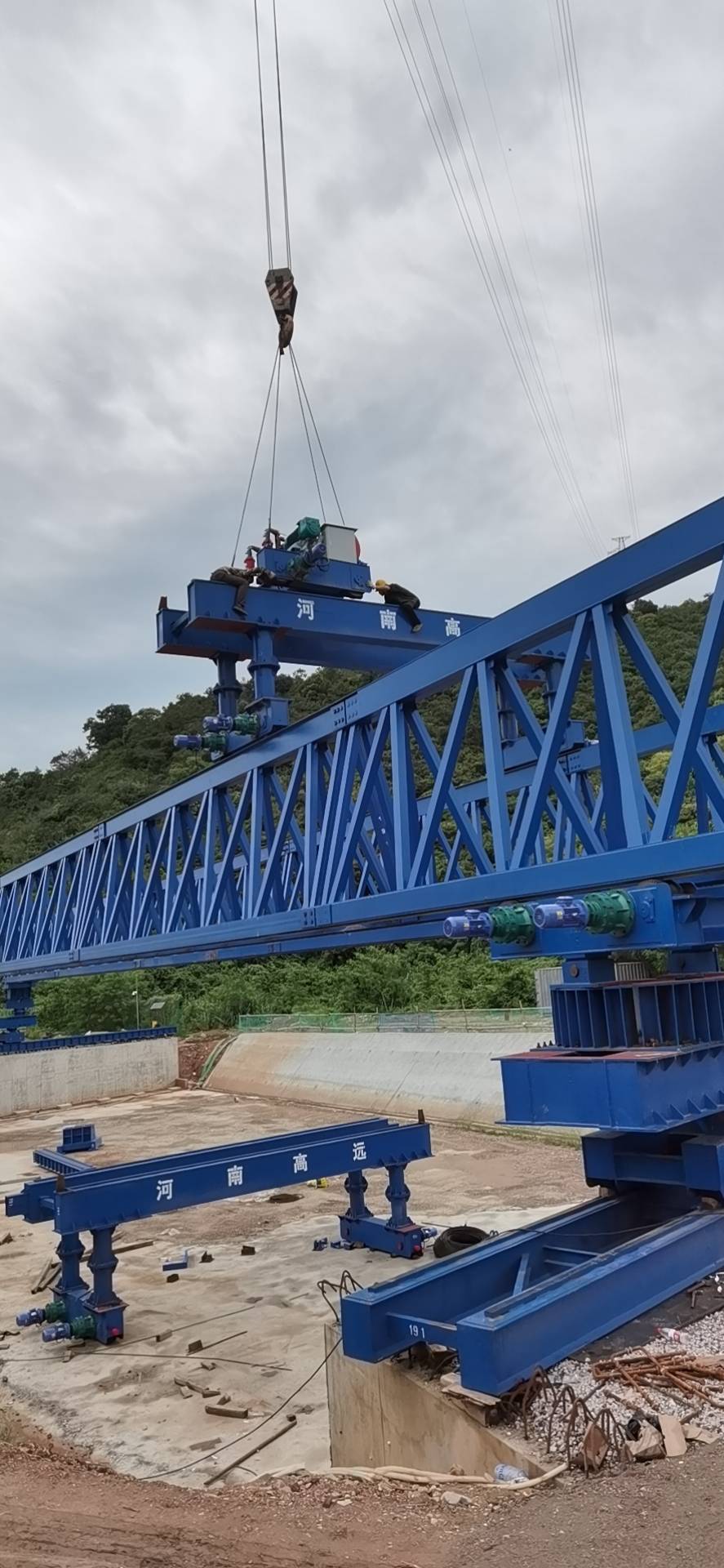 黃岡華鑫建筑勞務(wù)有限公司，深圳寶安區(qū)石清大道一期道路工程上跨廣深客運(yùn)專線橋梁工程，采購全新式QYLQ50m-220t架橋機(jī)