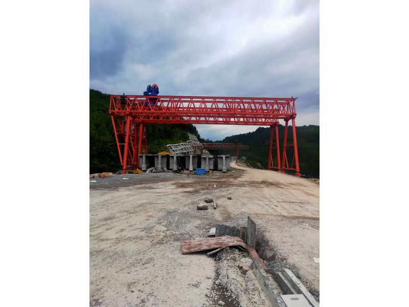 重慶匯森路橋工程建設(shè)有限公司，巴萬高速三標(biāo)項目部采購高遠重型MG100/10-24m-9m龍門吊兩臺，設(shè)備發(fā)貨出廠