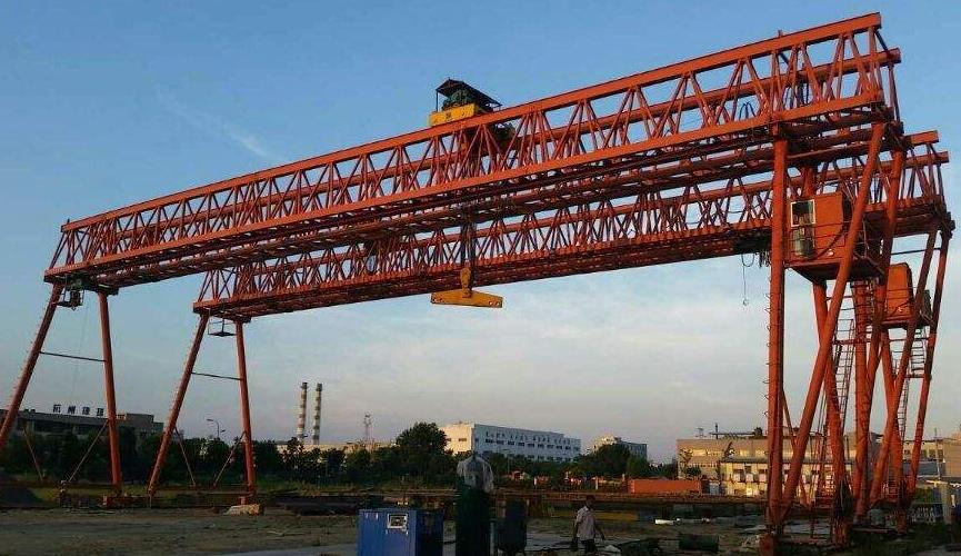 MG80/10T龍門吊在裝卸物料時(shí)應(yīng)注意什么？廠家給您解答