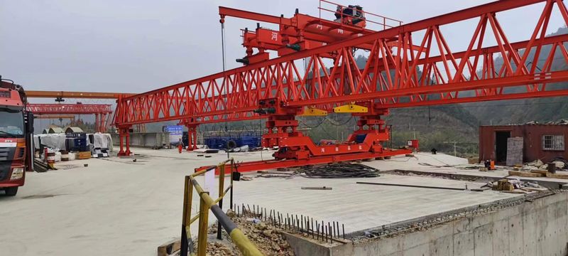 中鐵十五局咸九高速GYLQ200T-40M自平衡過(guò)跨架橋機(jī)